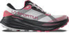 Weiße Laufschuhe mit rosa und schwarzen Details und einer auffälligen Sohle.