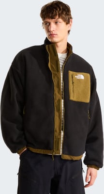 Ein Mann in einer schwarzen Fleecejacke mit braunen Details und The North Face Logo. Ein Mann in einer schwarzen Fleecejacke mit braunen Details und The North Face Logo.