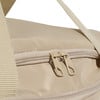 Zwei beige Reißverschlüsse an einer Stofftasche mit Trägern.