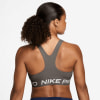 Eine Frau in einem dunkelgrauen Nike Pro Sport-BH mit Pferdeschwanz.