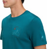 Blaues T-Shirt mit Bergmotiv und McKinley-Logo auf der Brust.