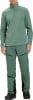Ein Mann in einem grünen Fleece-Pullover und Hose mit schwarzen Details.