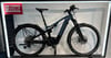 Ein Focus E-Mountainbike mit Federung und Gepäckträger.