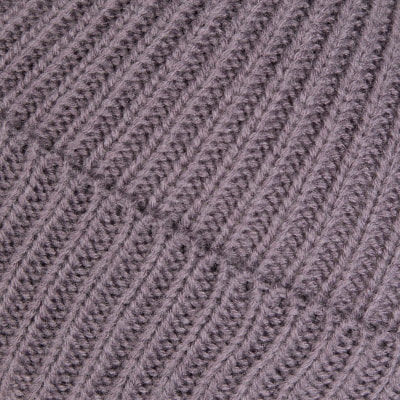 Detail einer Strickware mit diagonalem Muster in einem violetten Farbton.