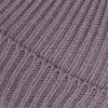 Detail einer Strickware mit diagonalem Muster in einem violetten Farbton.