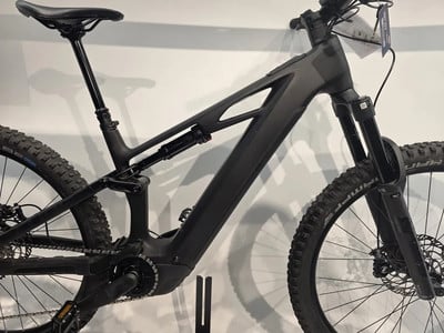 Ein schwarzes E-Bike mit Federung und Scheibenbremsen steht vor weißem Hintergrund. Ein schwarzes E-Bike mit Federung und Scheibenbremsen steht vor weißem Hintergrund.