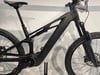 Ein schwarzes E-Bike mit Federung und Scheibenbremsen steht vor weißem Hintergrund.