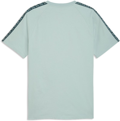 Hellblaues T-Shirt mit dunkelblauem Streifen an den Ärmeln.