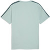 Hellblaues T-Shirt mit dunkelblauem Streifen an den Ärmeln.