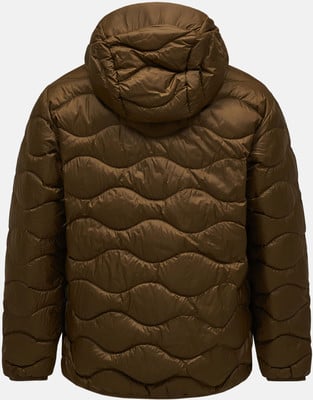 Braune Daunenjacke mit Kapuze und Wellensteppung auf dem Rücken. Braune Daunenjacke mit Kapuze und Wellensteppung auf dem Rücken.