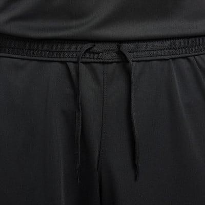 Detail einer schwarzen Sporthose mit Kordelzug in der Taille. Detail einer schwarzen Sporthose mit Kordelzug in der Taille.
