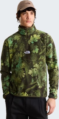 Mann in grünem Fleece-Pullover mit Blattmuster und brauner Kappe. Mann in grünem Fleece-Pullover mit Blattmuster und brauner Kappe.