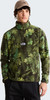 Mann in grünem Fleece-Pullover mit Blattmuster und brauner Kappe.