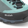 Detail eines Salewa-Schuhs mit Logo auf einem schwarzen Gummiband und grauen Schnürsenkeln.