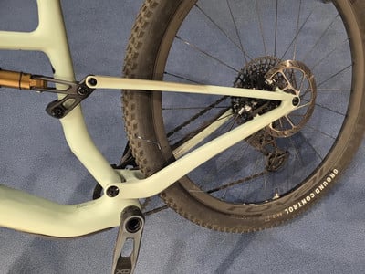 Das Hinterteil eines leichten Mountainbikes mit Dämpfer und Kette. Das Hinterteil eines leichten Mountainbikes mit Dämpfer und Kette.