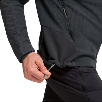 Ein Mann zieht den Kordelzug an einer Jacke, um sie enger zu machen. Ein Mann zieht den Kordelzug an einer Jacke, um sie enger zu machen.