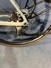 Detail eines Fahrrad-Hinterrads mit Scheibenbremse und Ständer.