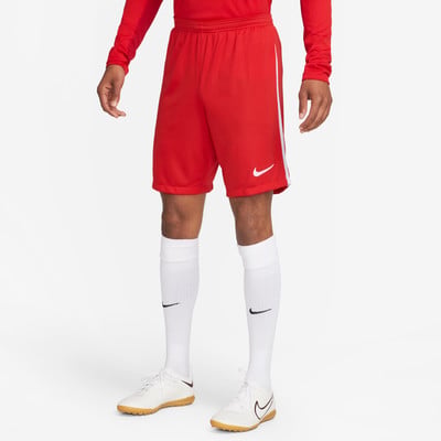 Mann in roten Nike-Shorts mit weißen Socken und Fußballschuhen.