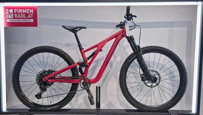 Rotes Specialized Stumpjumper Mountainbike mit Federung. Rotes Specialized Stumpjumper Mountainbike mit Federung.