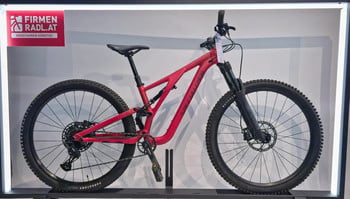Rotes Specialized Stumpjumper Mountainbike mit Federung.