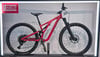 Rotes Specialized Stumpjumper Mountainbike mit Federung.