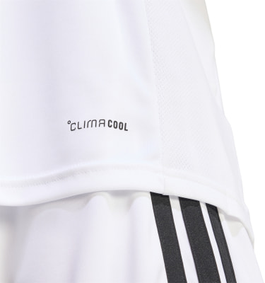 Detail weißer Kleidung mit ClimaCool-Logo und Streifen. Detail weißer Kleidung mit ClimaCool-Logo und Streifen.