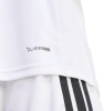 Detail weißer Kleidung mit ClimaCool-Logo und Streifen.