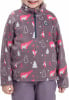 Ein Mädchen trägt einen grauen Fleece-Pullover mit Tier- und Baumdruck.