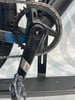 Nahaufnahme einer SRAM Apex Kurbelgarnitur mit Kette.