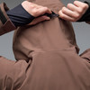 Detail der Hände, die die Kapuze einer Jacke mit einem Kordelzug schließen.