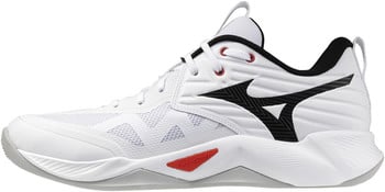 Weißer Mizuno Volleyballschuh mit schwarzem Logo und roten Akzenten.