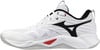 Weißer Mizuno Volleyballschuh mit schwarzem Logo und roten Akzenten.