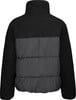 Schwarze Jacke mit hohem Kragen und gestepptem Unterteil aus Fleece-Material.