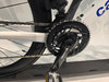 Detail des Fahrrad-Kettenblatts mit Kette und Rahmen.