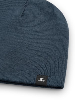 Eine blaue Strickmütze mit dem Eistür-Logo auf einem schwarzen Etikett.