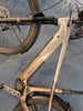 Nahaufnahme des Rahmens eines Trek E-Bikes mit sichtbarem Logo und Akku.