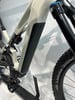 Detail eines E-Bike-Rahmens mit Dämpfer und Akku.