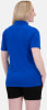 Eine Frau in einem blauen Kurzarm-Polohemd und schwarzen Shorts.