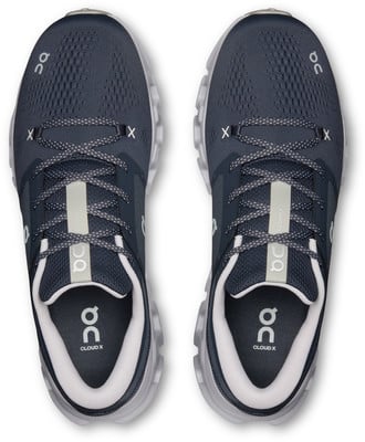 Draufsicht auf dunkelblaue Laufschuhe mit weißen Details und grauen Schnürsenkeln.