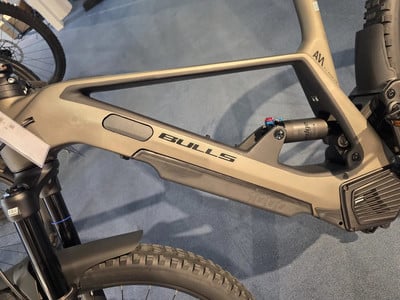 Rahmendetail eines Bulls E-Bikes mit Dämpfer und Bulls-Schriftzug. Rahmendetail eines Bulls E-Bikes mit Dämpfer und Bulls-Schriftzug.