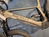 Rahmendetail eines Bulls E-Bikes mit Dämpfer und Bulls-Schriftzug.