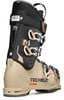 Tecnica Skischuh mit orangefarbenen Details und schwarzem Oberteil.