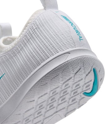 Detail bílé tenisky Nike Mercurial s tyrkysovým logem a podrážkou.