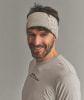 Ein Mann mit einem Stirnband und einem T-Shirt mit Bergmotiv.