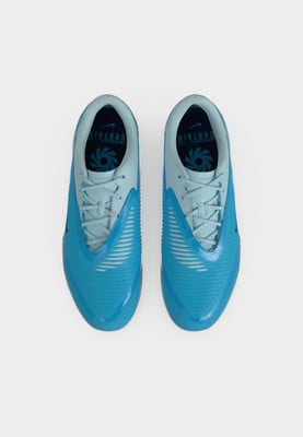 Ein Paar hellblaue Nike Fußballschuhe mit blauem Logo und Schriftzug. Ein Paar hellblaue Nike Fußballschuhe mit blauem Logo und Schriftzug.