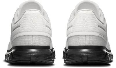 Rückansicht von weißen Laufschuhen mit schwarzer Sohle. Rückansicht von weißen Laufschuhen mit schwarzer Sohle.