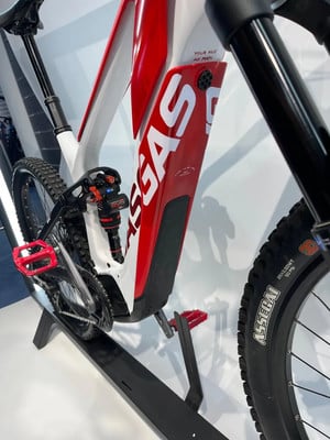 Detail eines E-Mountainbikes mit GASGAS-Schriftzug und roten Pedalen. Detail eines E-Mountainbikes mit GASGAS-Schriftzug und roten Pedalen.