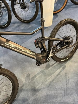Schwarzes E-Mountainbike mit Federung und Centurion-Schriftzug auf dem Rahmen. Schwarzes E-Mountainbike mit Federung und Centurion-Schriftzug auf dem Rahmen.
