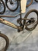 Schwarzes E-Mountainbike mit Federung und Centurion-Schriftzug auf dem Rahmen.