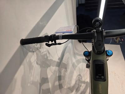 Detail eines Mountain-Elektrofahrrad-Lenkers mit Display und Dämpfern. Detail eines Mountain-Elektrofahrrad-Lenkers mit Display und Dämpfern.